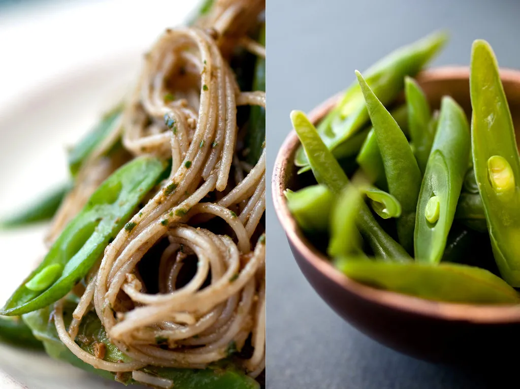 Bâtonnets de riz avec pesto de noix et de basilic et haricots verts