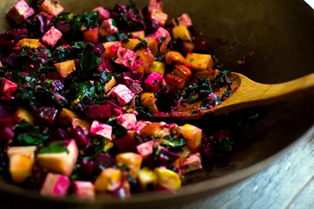 Béton sauté avec tofu et betteraves