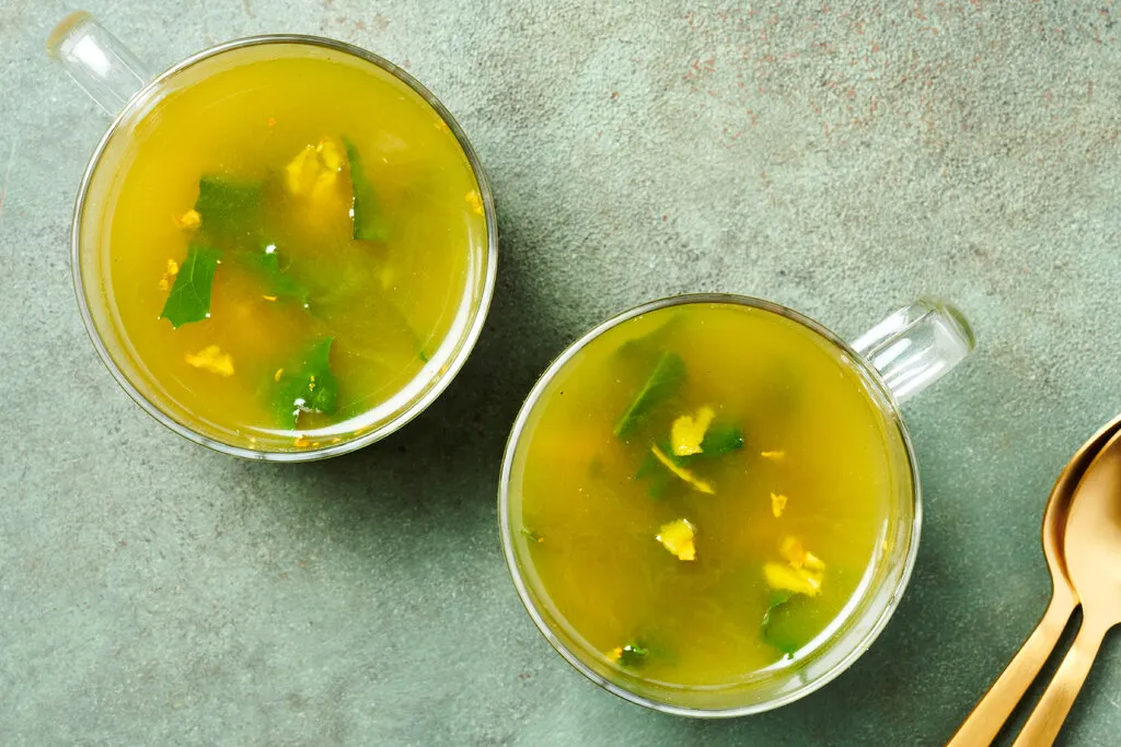 Bouillon d'os au gingembre et au curcuma avec des légumes verts
