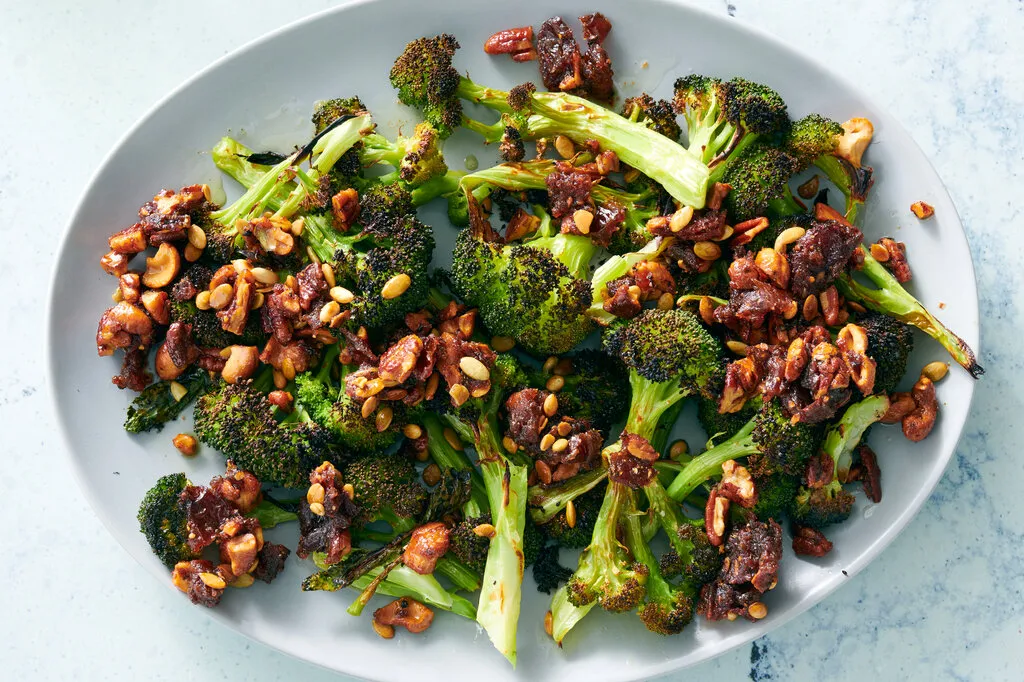 Brocoli avec des noix et des dattes sizzlées