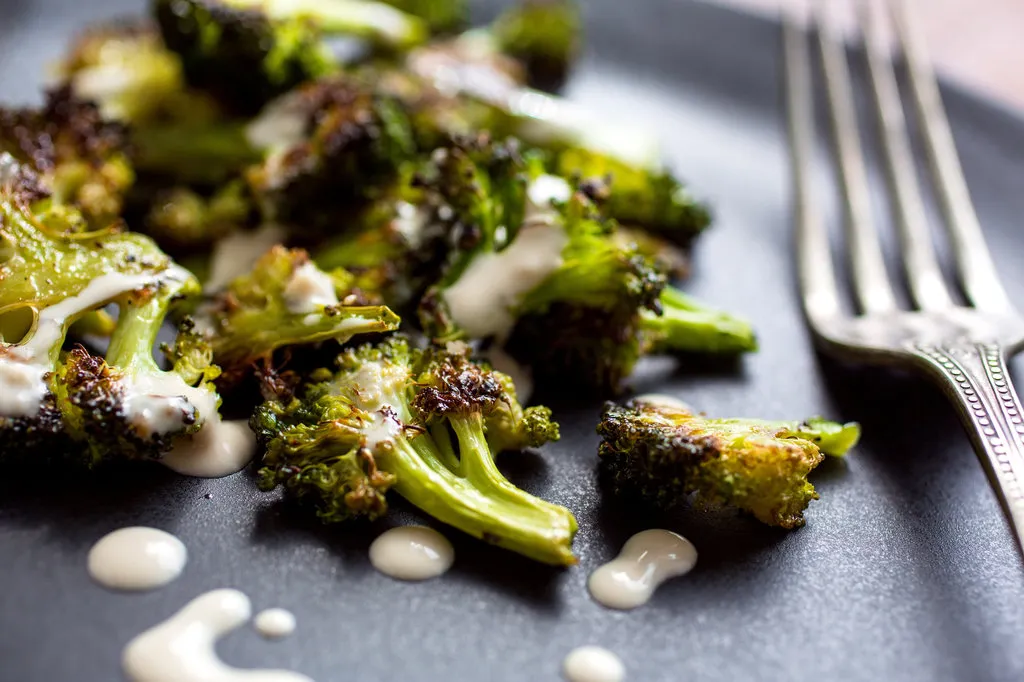 Brocoli rôti avec sauce tahini à l'ail