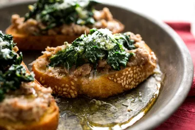 Bruschetta aux haricots écrasés, sauge et chou frisé