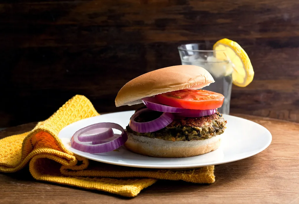 Burgers de lentilles au curry, riz et carottes