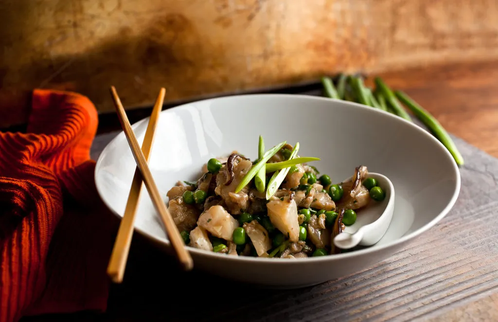 Cabillaud sauté au wok avec des champignons et des petits pois