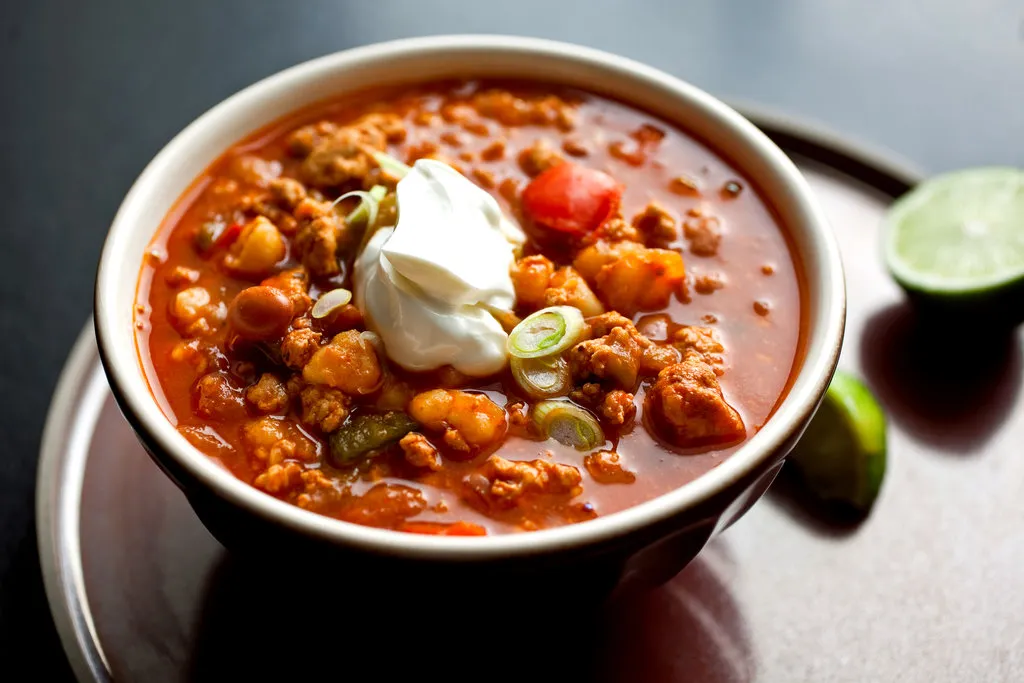 Chili de dinde et hominy avec chipotle fumé