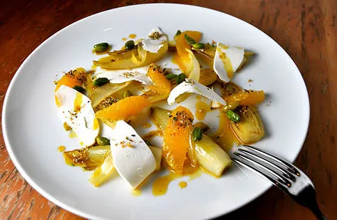 Endives braisées aux oranges sanguines, pistaches et ricotta salata