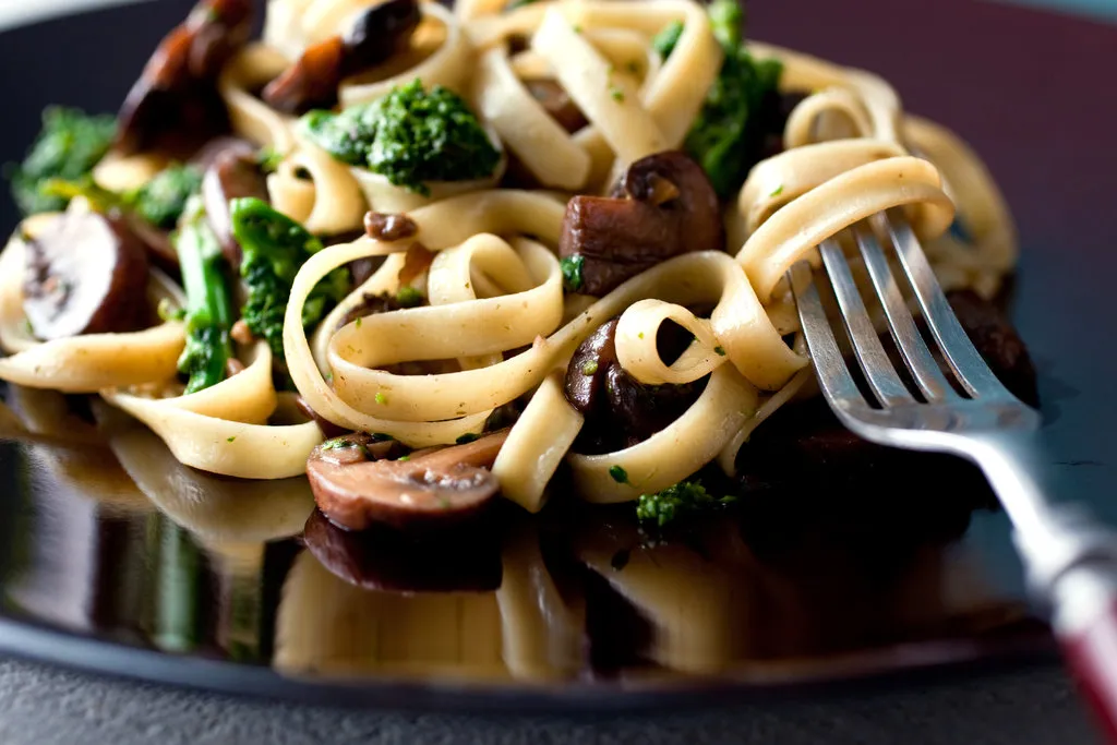 Fettuccine aux champignons braisés et brocoli