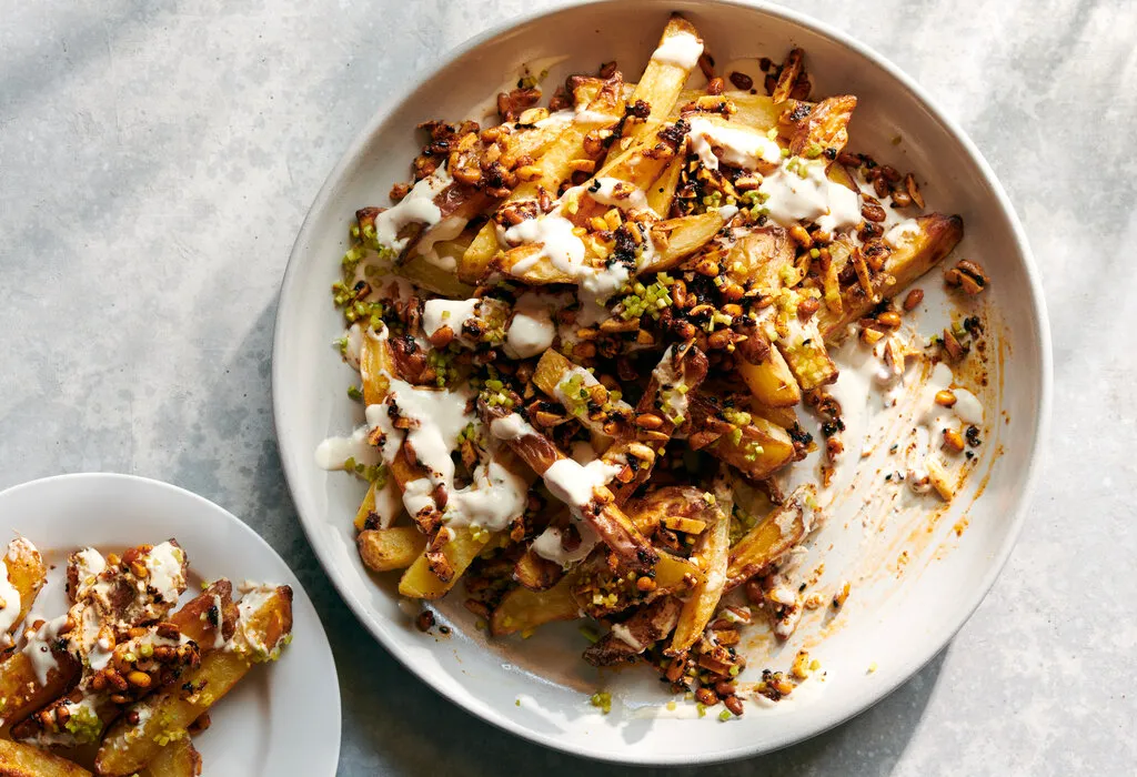Frites au four avec yaourt au tahini et noix fumées et sucrées