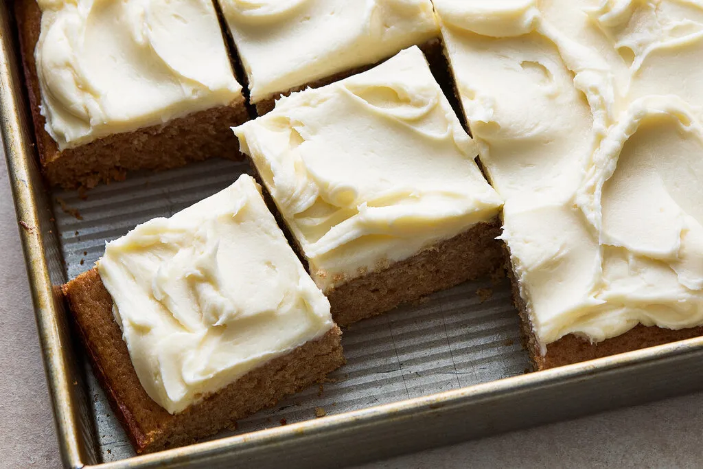 Gâteau aux épices avec glaçage au fromage à la crème