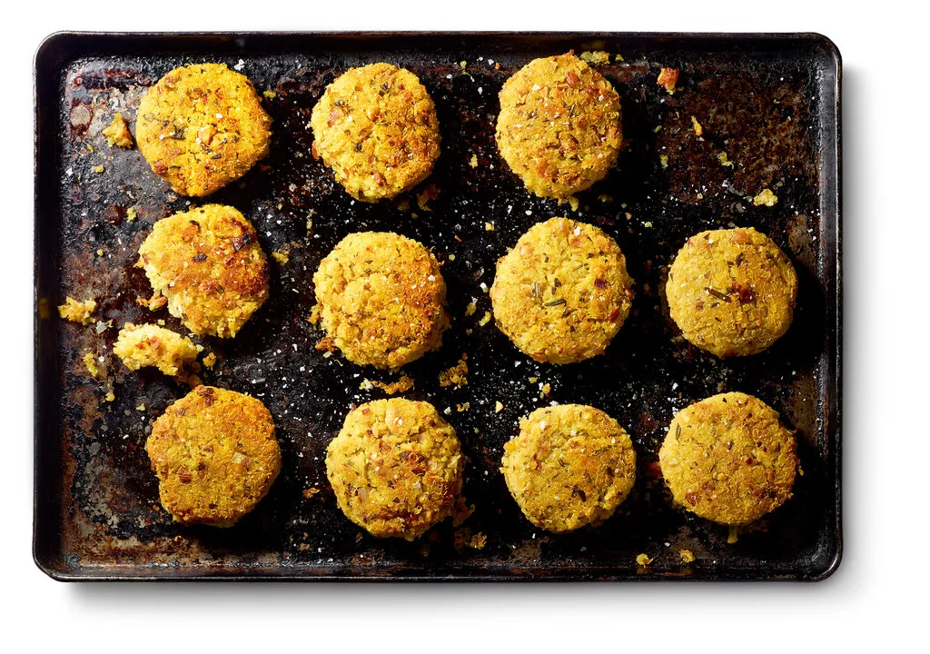 Gâteaux de quinoa croustillants avec amandes, romarin et Dijon