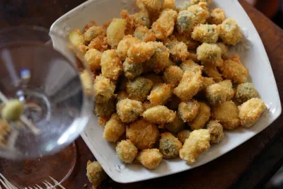Gousses d'ail frites et olives vertes