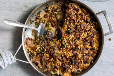 Gratin de pommes de terre avec bette à carde et oignons au sumac