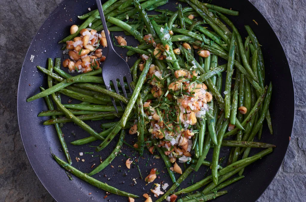 Haricots verts rôtis à la poêle avec des amandes dorées