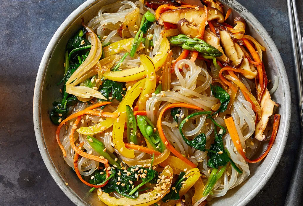 Japchae de légumes de printemps