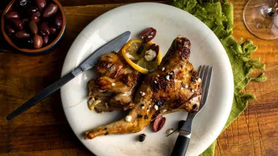 Lapin rôti aux olives et à la feta