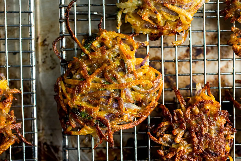 Latkes de courge butternut et de pomme de terre violette