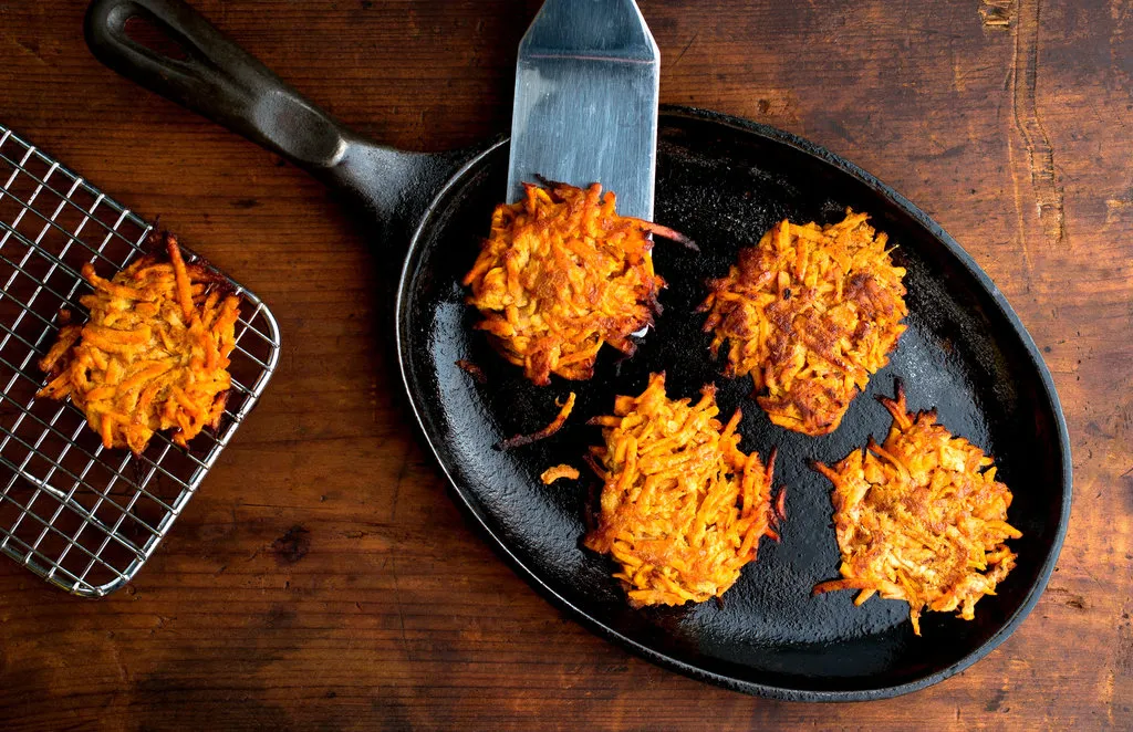 Latkes de patate douce et de pomme avec gingembre et épices douces