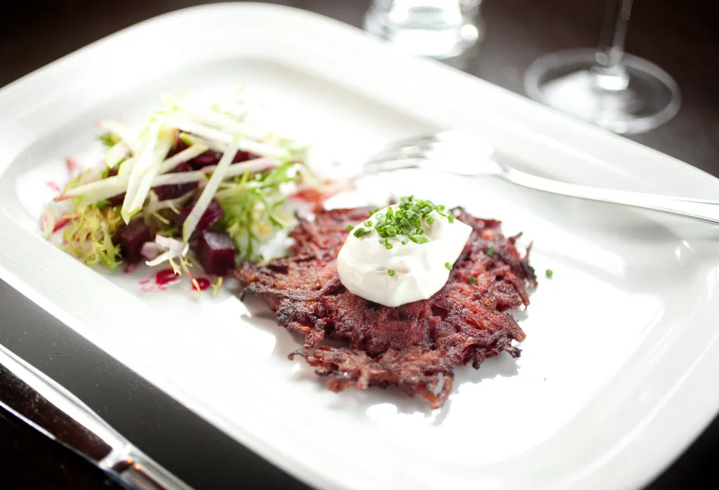 Latkes de pommes de terre écarlates