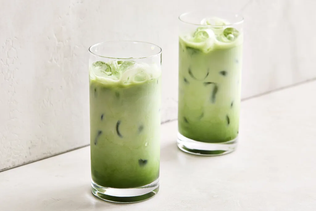 Latte matcha glacé