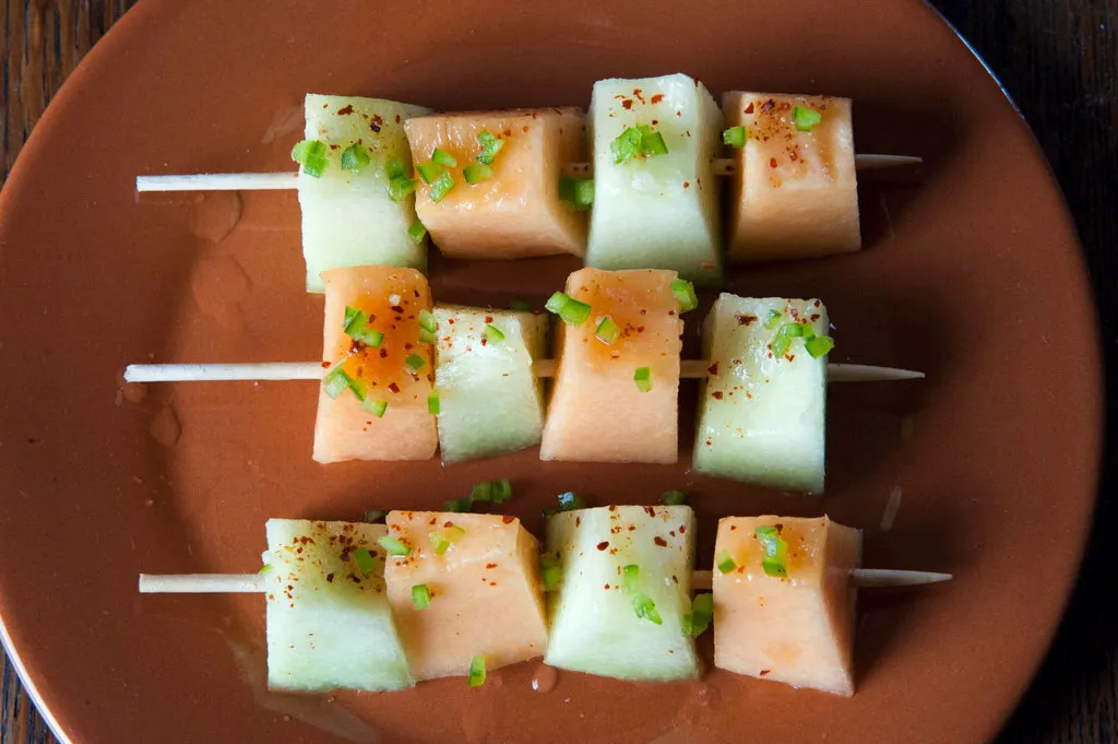 Melon avec flocons de piment rouge, sel et citron vert