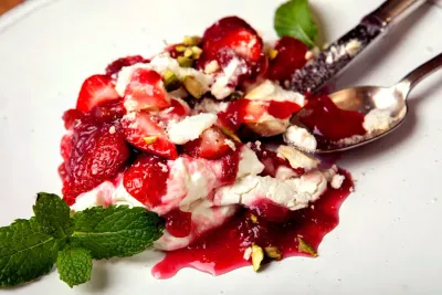 Meringue Mess avec Rhubarbe et Fraises