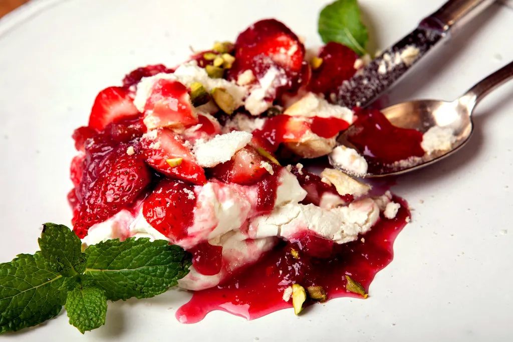 Meringue Mess avec Rhubarbe et Fraises
