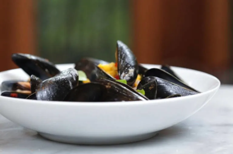 Moules épicées avec chou-fleur, basilic et citron vert