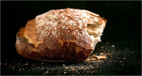 Pain cuit deux fois avec garniture de tomate