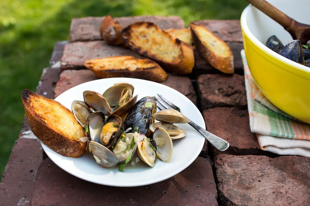 Palourdes et moules grillées avec ail, amandes et menthe
