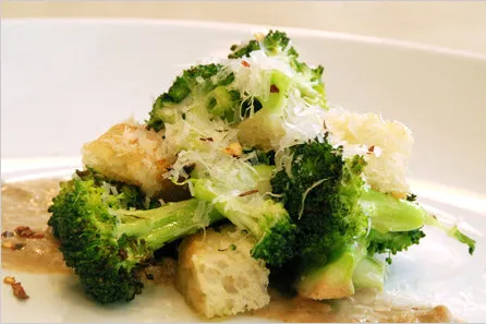 Panzanella de brocoli avec sauce aux noix et basilic