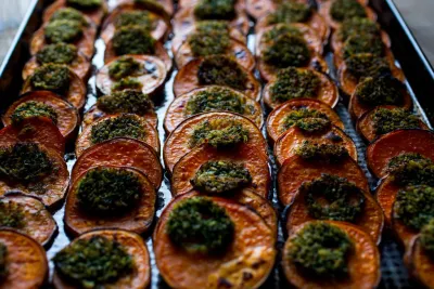 Patates douces rôties avec beurre de raifort