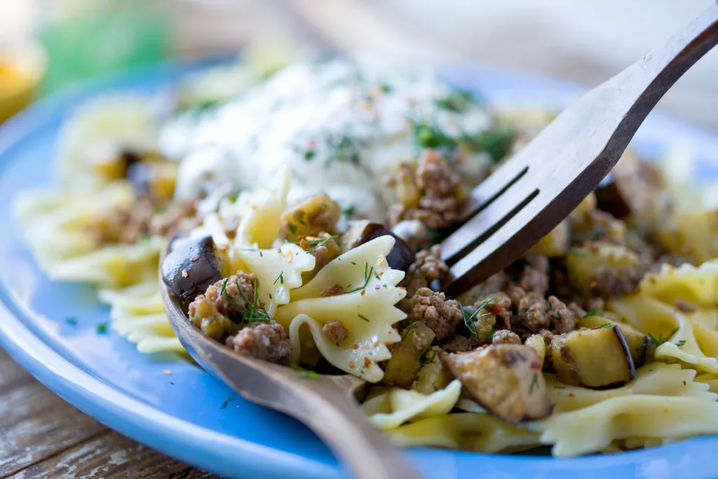 Pâtes avec de l'agneau à la turque, aubergine et sauce au yaourt