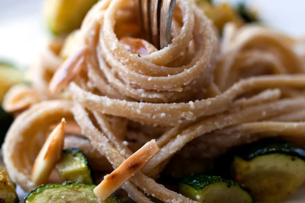 Pâtes crémeuses avec courgettes rôties, amandes et basilic