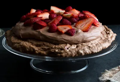 Pavlova au chocolat avec mousse au chocolat