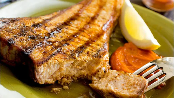 Poisson grillé avec aioli au pimentón