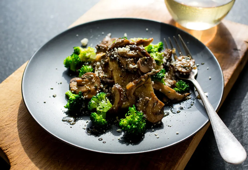 Polenta de millet avec des champignons et du brocoli ou du brocoli-rave