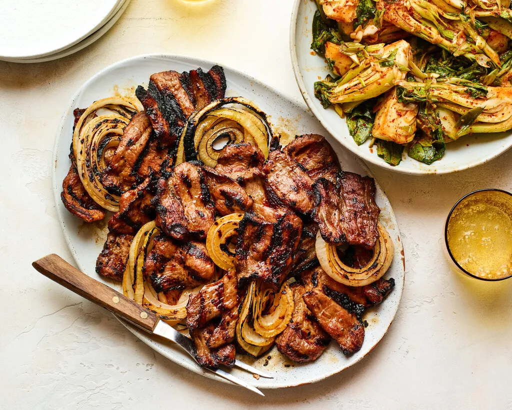 Porc grillé au gochujang avec kimchi de sésame frais
