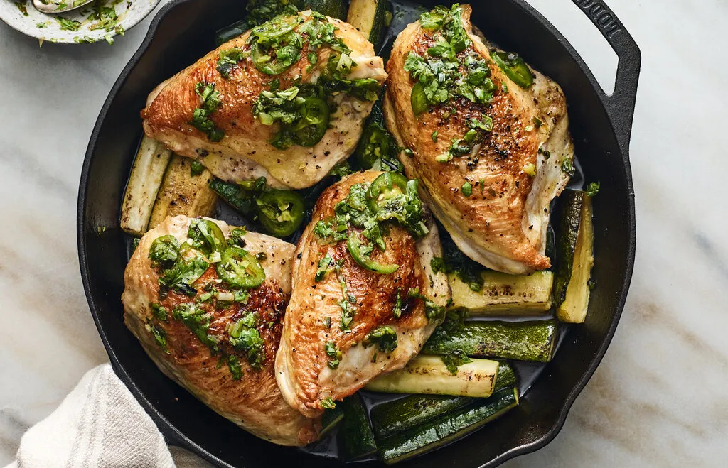 Poulet à la poêle et courgettes avec salsa d'oignons verts grillés