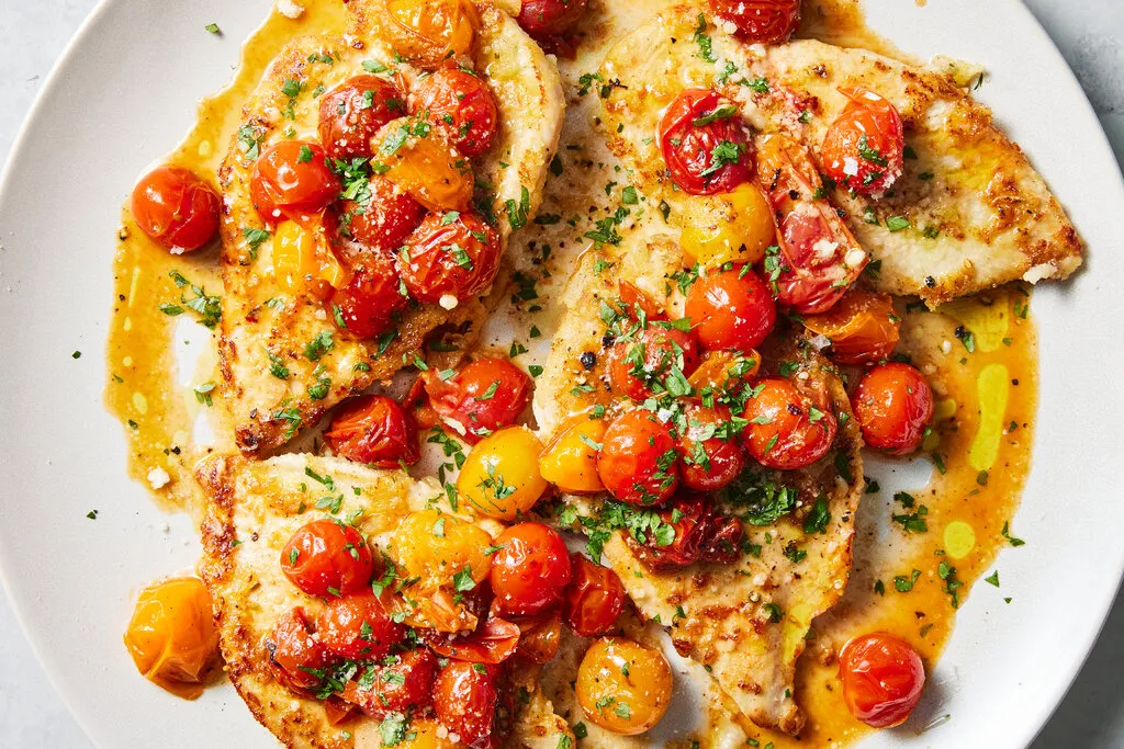 Poulet au citron et à l'ail avec des tomates cerises