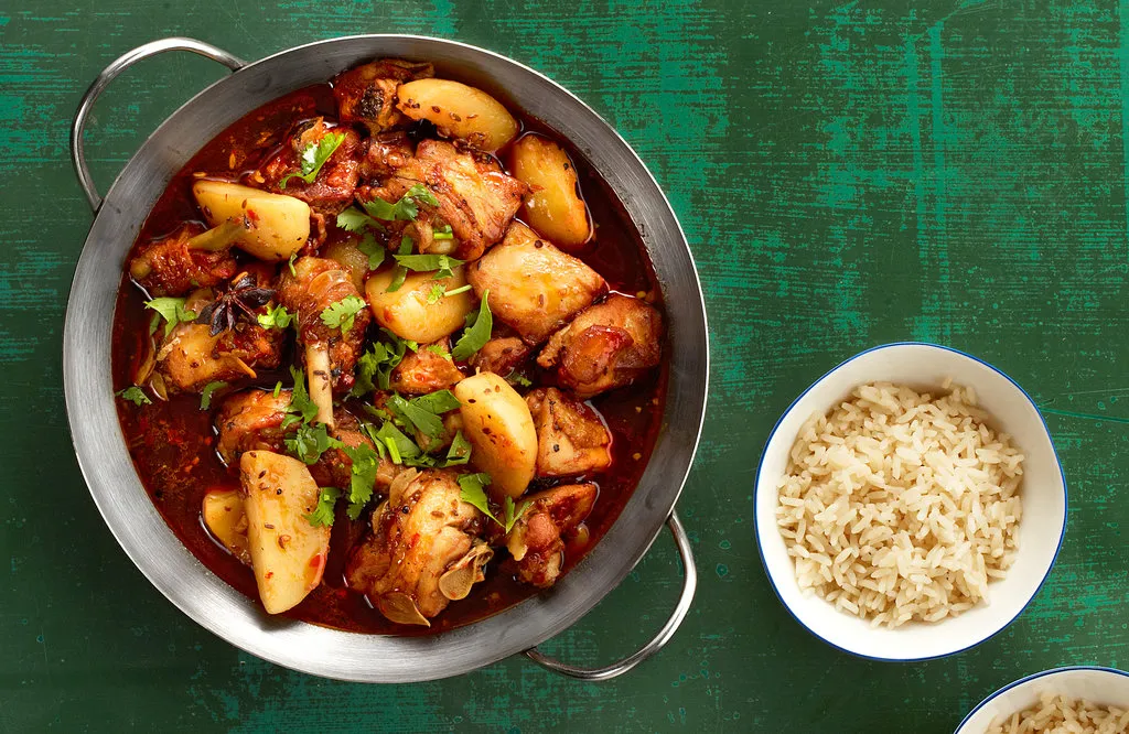 Poulet épicé en grand plateau