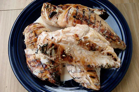 Poulet mariné avec sauce blanche