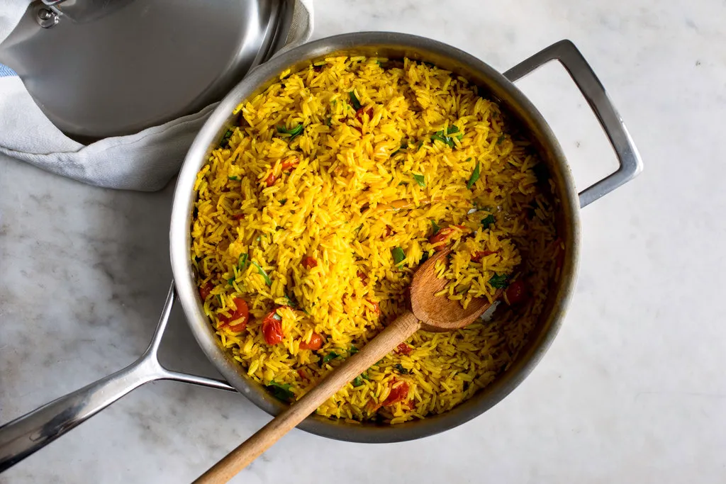 Riz au curcuma avec des tomates