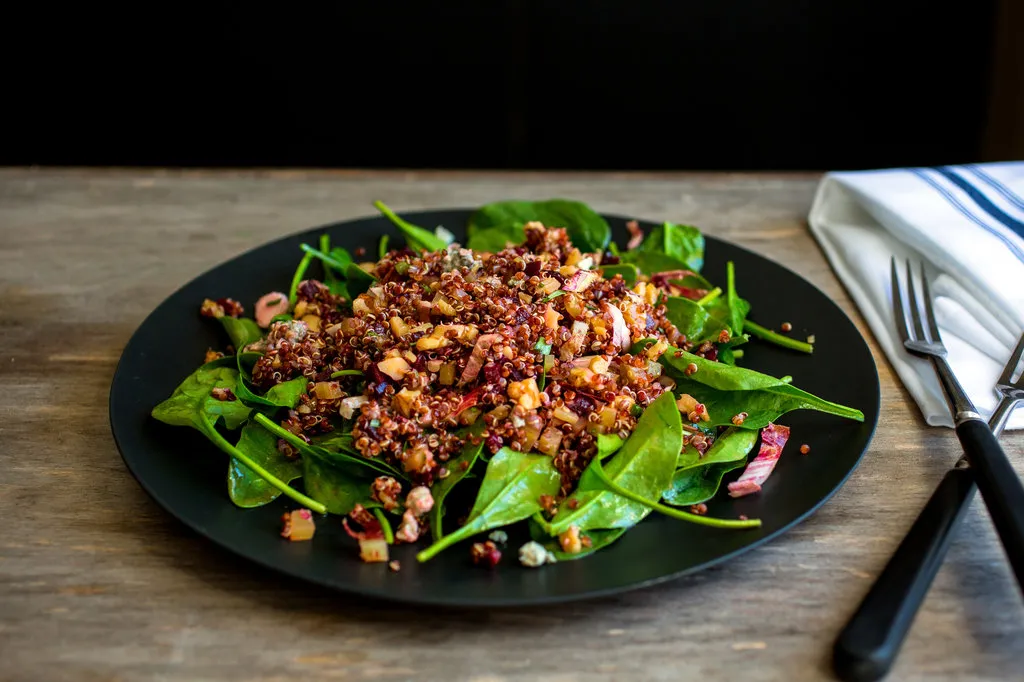 Salade d'épinards avec betteraves rouges et Chioggia, quinoa et noix