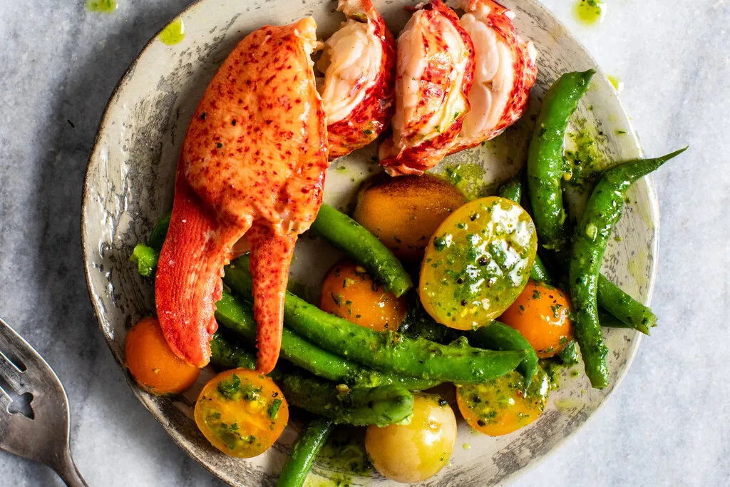 Salade de homard avec haricots verts, tomates et basilic