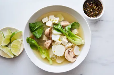 Shabu-shabu de légumes dans un bouillon de kombu et de gingembre