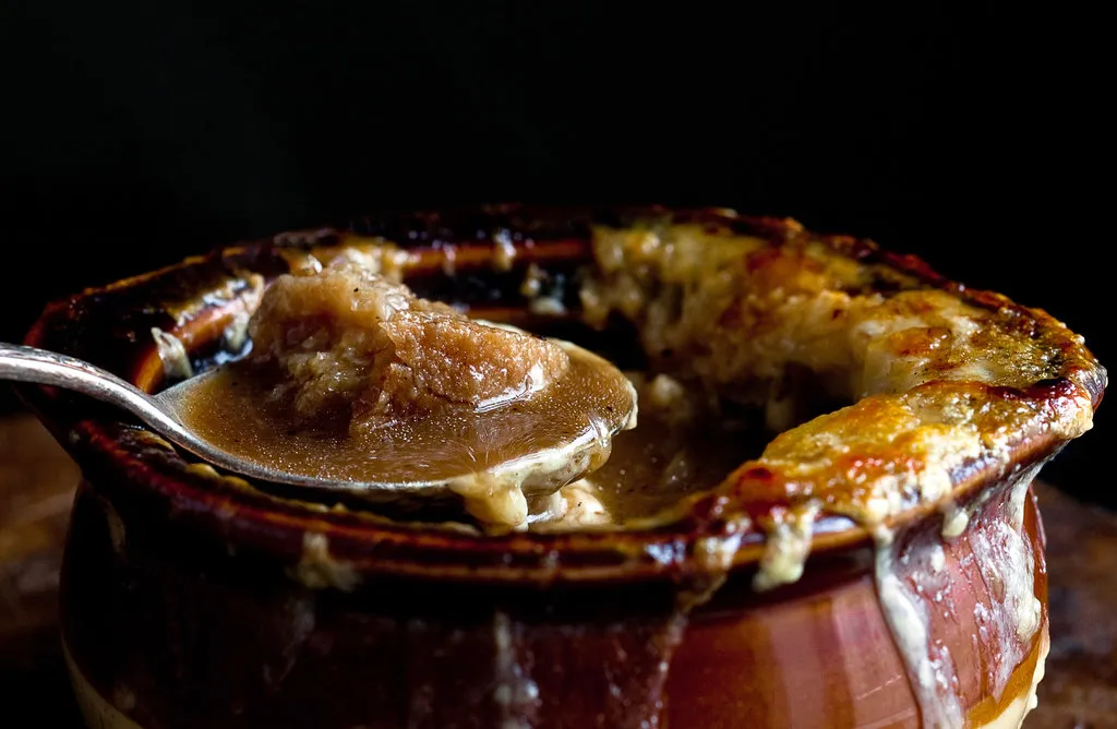 Soupe à l'oignon en un pot avec croûtons à l'ail et au gruyère
