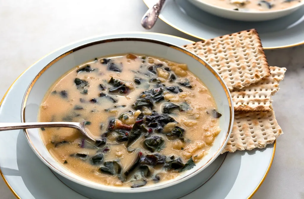 Soupe aux œufs et au citron avec des matzos