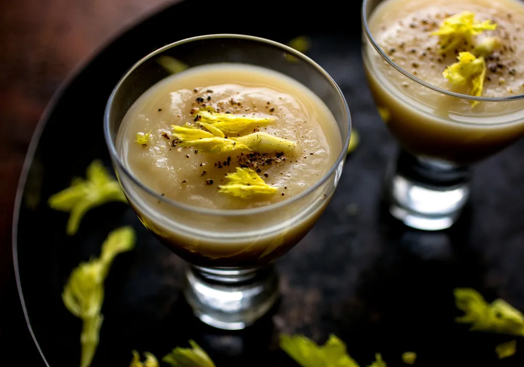 Soupe de céleri-rave, pomme de terre, poireau et pomme