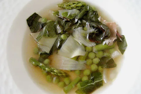 Soupe de légumes de printemps