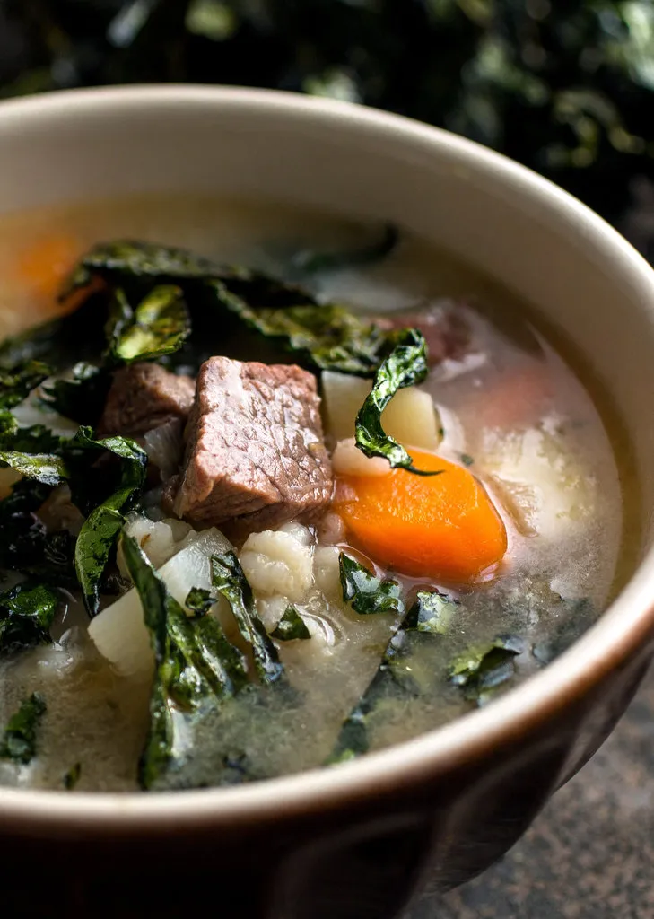 Soupe de poitrine de bœuf et d'orge avec chou frisé croustillant
